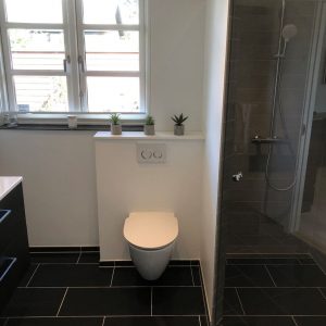 Professionel ny renovering af badeværelse i Frederiksværk hos Murermester Mads Tolderlund